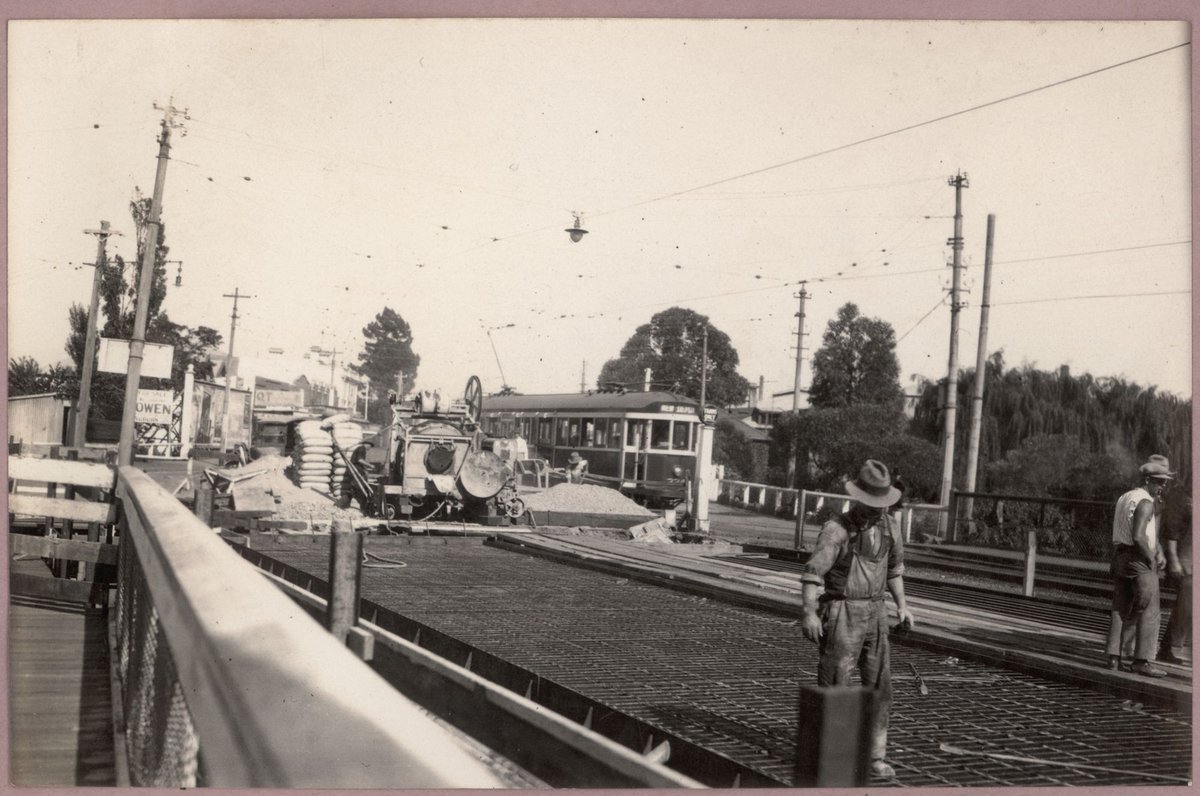 Reconditioning Hawthorn bridge - deck (1930)