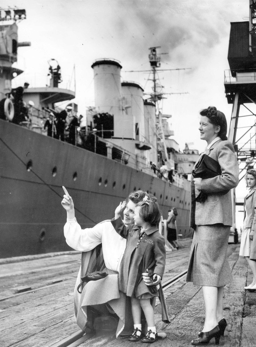 Woman and child wave goodbye to H.M.A.S. Australia in Port Melbourne (1943–49)