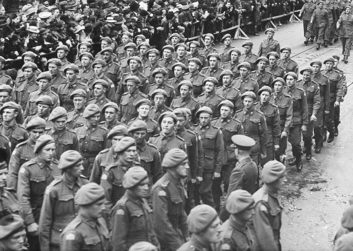 Armoured Division troops in parades on Melbourne streets, Melbourne City (1940–45)