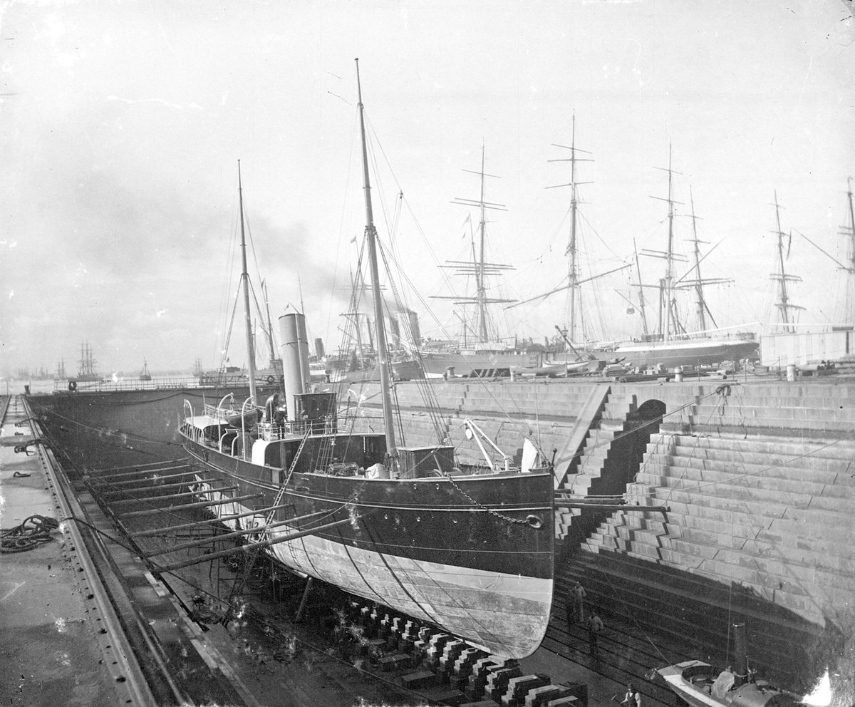 LADY LOCH. : Melbourne. 428 Tons. Built at Melbourne. Lighthouse tender. Aberdeen clipper ARISTIDES on opposite side, and P & O mail steamer ASSAM (1886–1946)