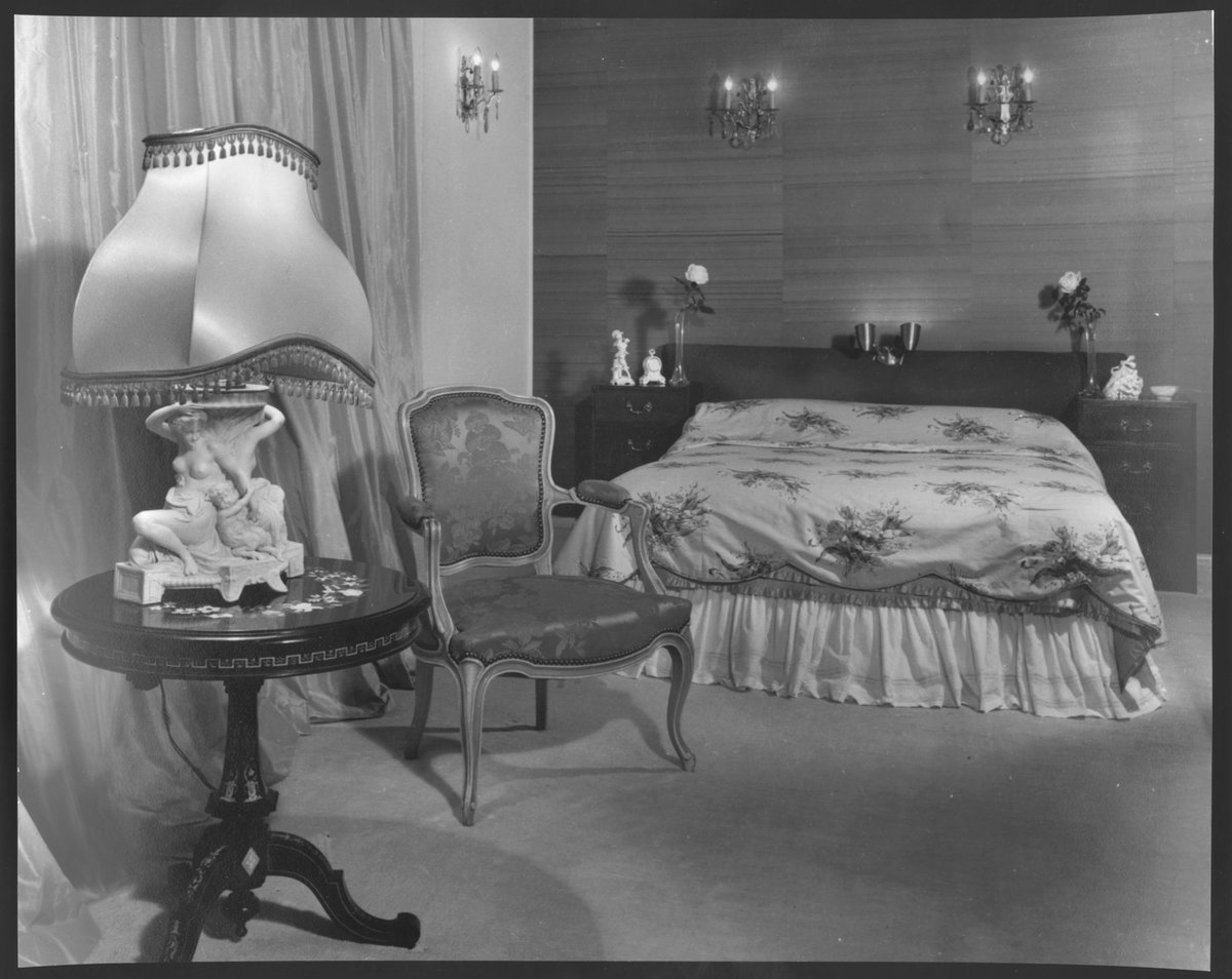 Interior, bedroom, ninth floor flat of the Stanley Korman at Stanhill, 34 Queens Road, Melbourne (1953)