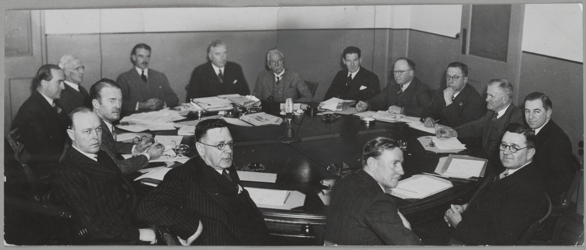 Federal cabinet emergency meeting in Melbourne, fifteen members (1939)
