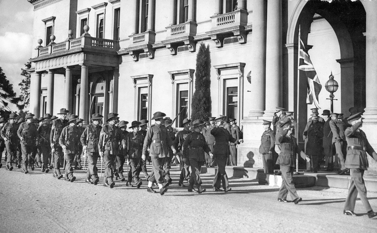 5th Battalion march past Government House in Melbourne, Melbourne City (1940–46)