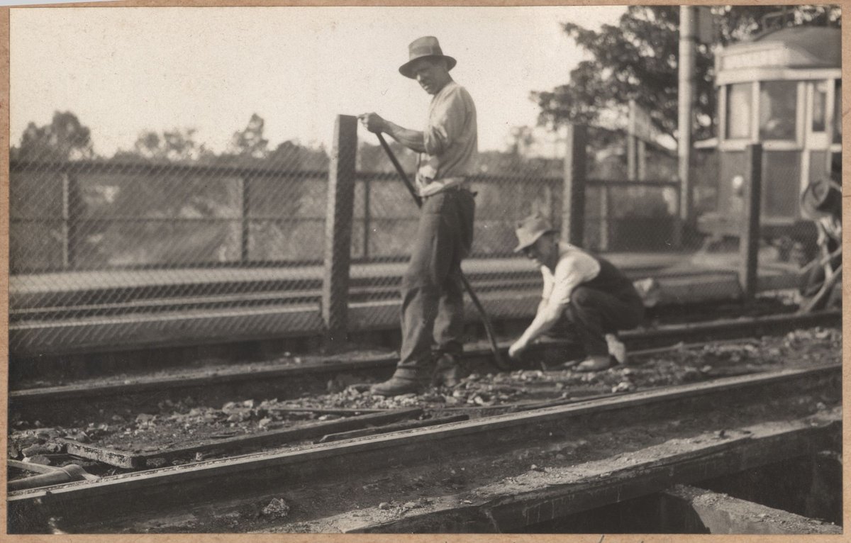 Reconditioning Hawthorn bridge - deck (1930)