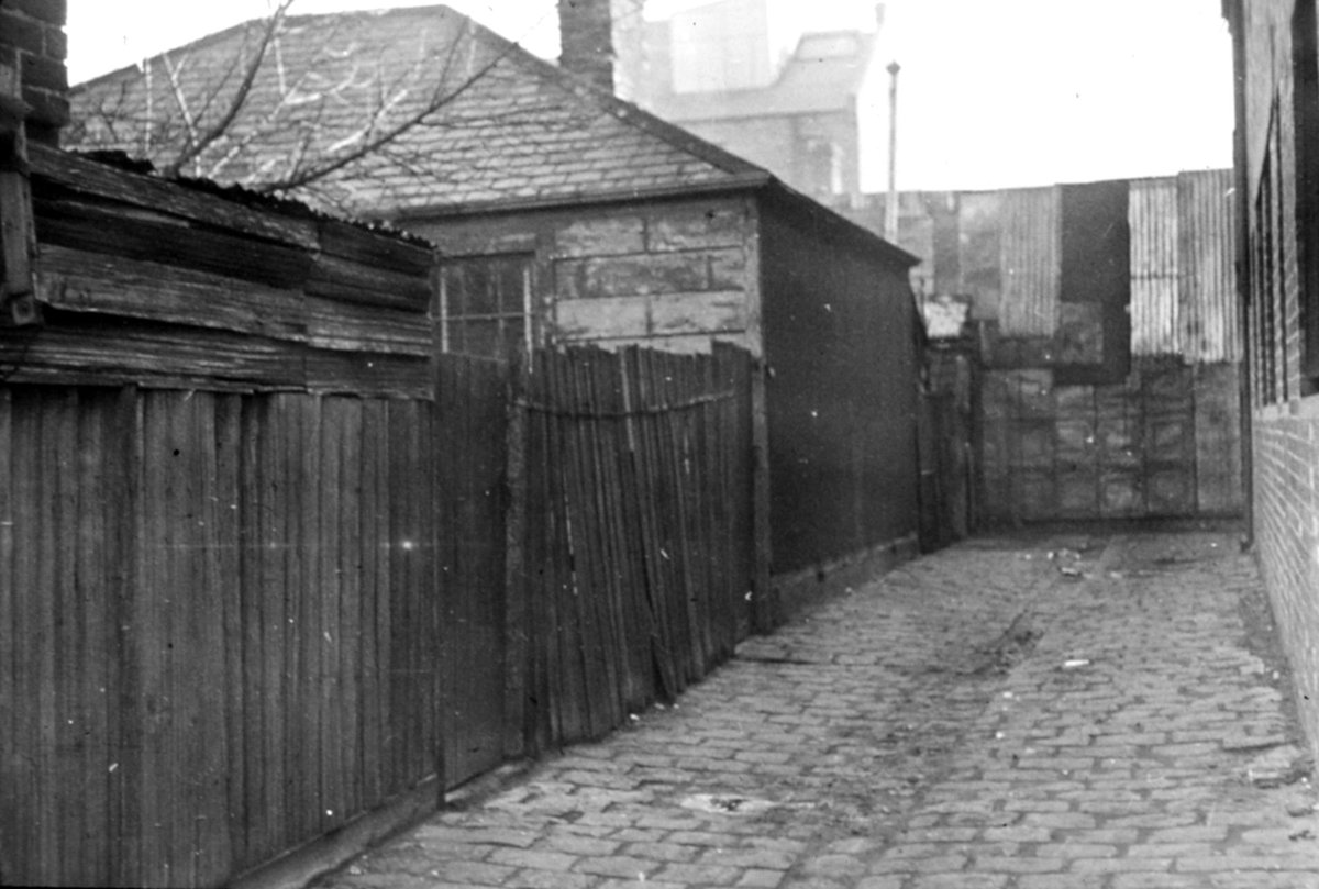 Melbourne. House and lane (c. 1935)