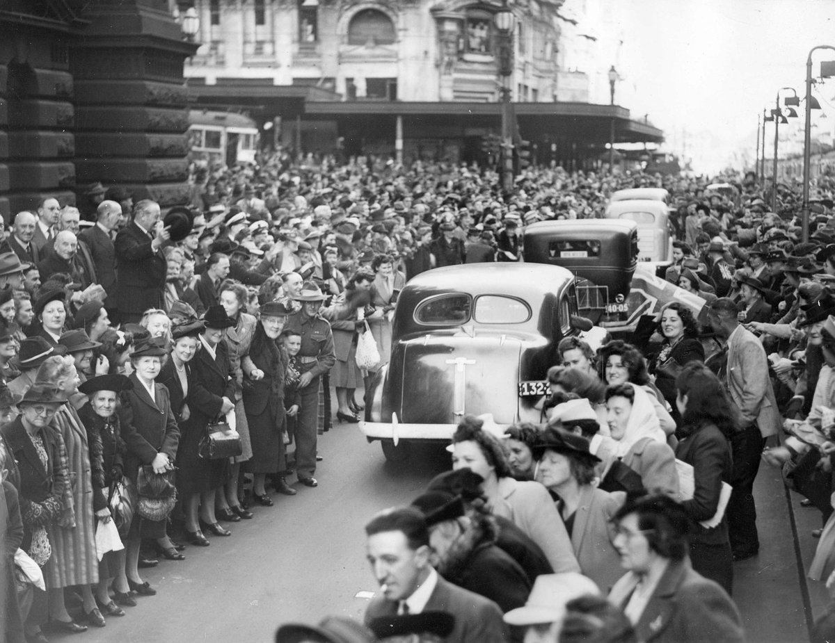 Five-year veterans' parade cars in Melbourne (1945)