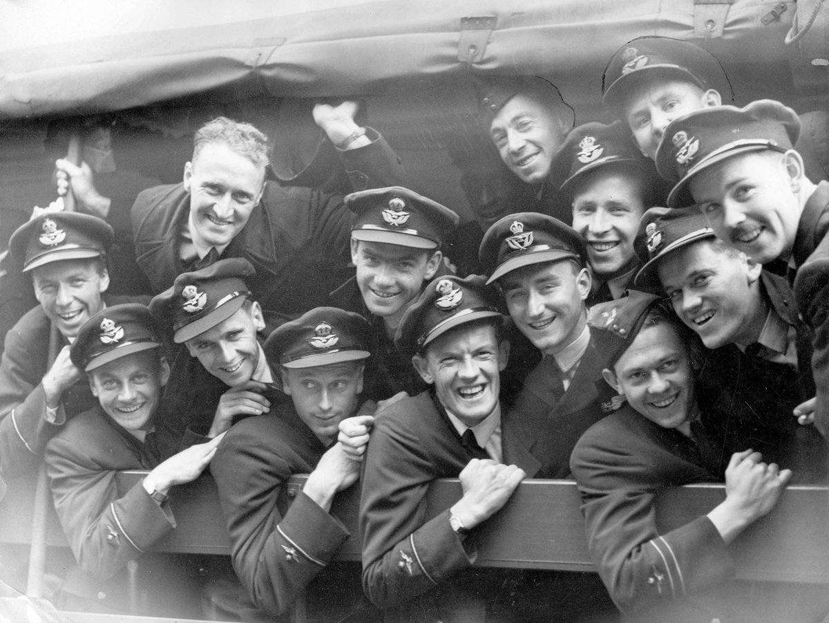 Men of the R.A.A.F. on their return to Melbourne, Brighton (1945)