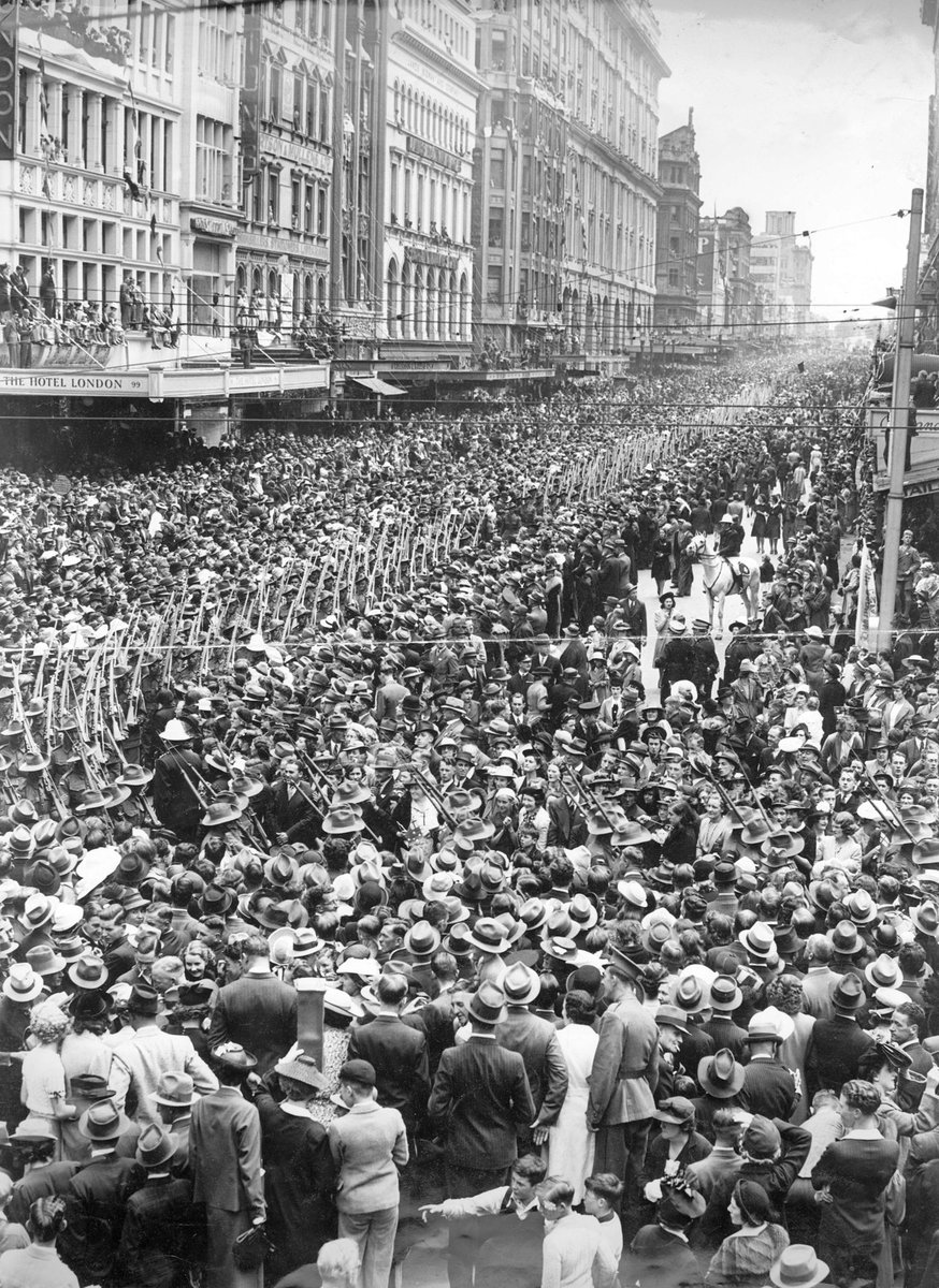 Australian soldiers marching in the streets of Melbourne, Melbourne City (1939–45)