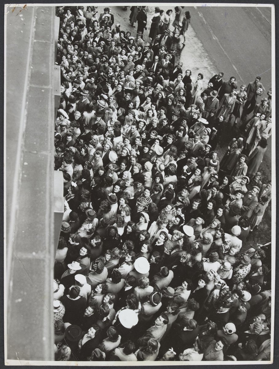 Large crowd of shoppers on footpath in front of Mantons Bourke Street, Melbourne City (1942–51)