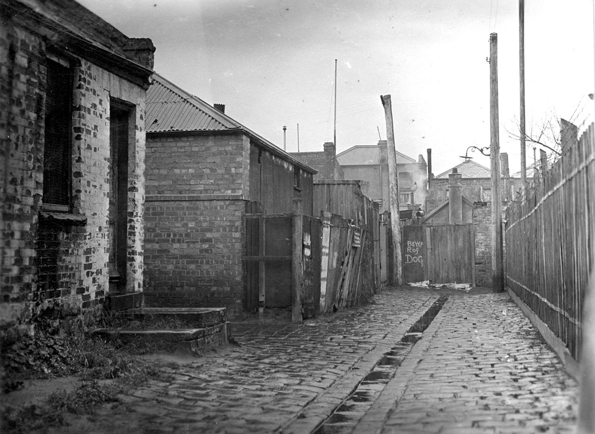Fitzroy. Tin house, Ward's Lane (c. 1935)
