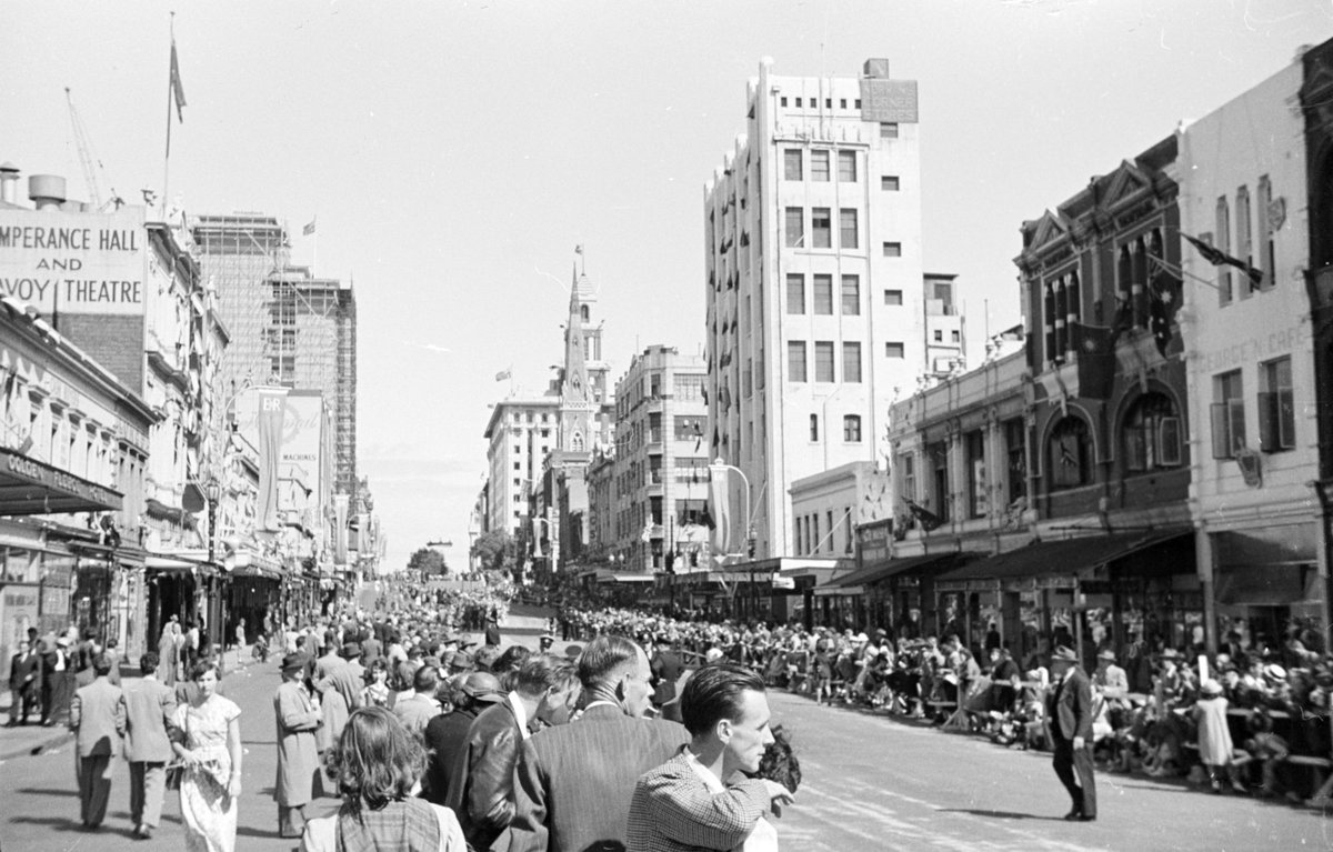 Street parade in Melbourne during the royal tour of 1954
