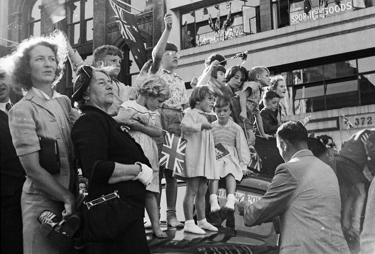 Street parade in Melbourne during the royal tour of 1954