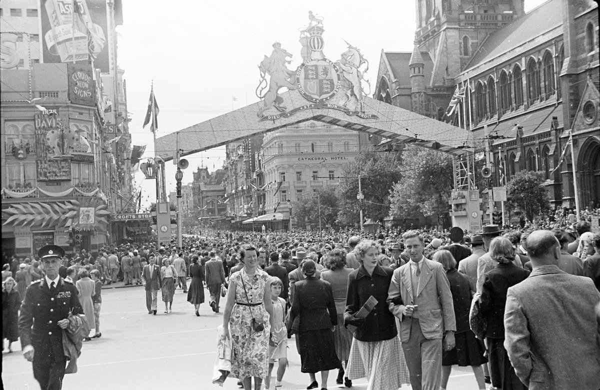 Street parade in Melbourne during the royal tour of 1954