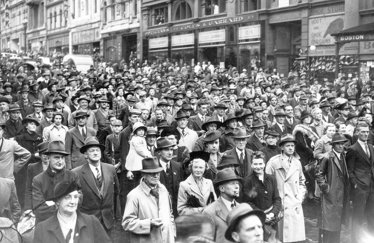 Views of crowds watching parades of soldiers down Melbourne? streets, Melbourne City (1938–44)