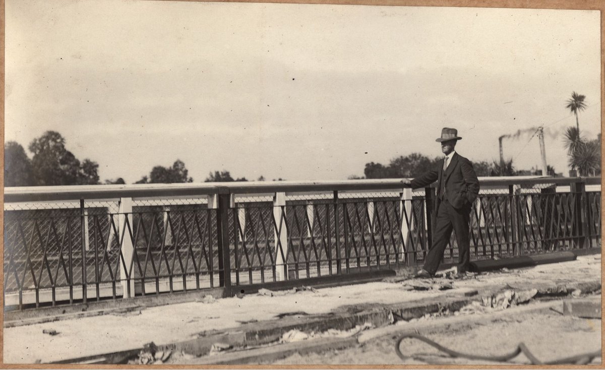 Reconditioning Hawthorn bridge - handrail (1930)