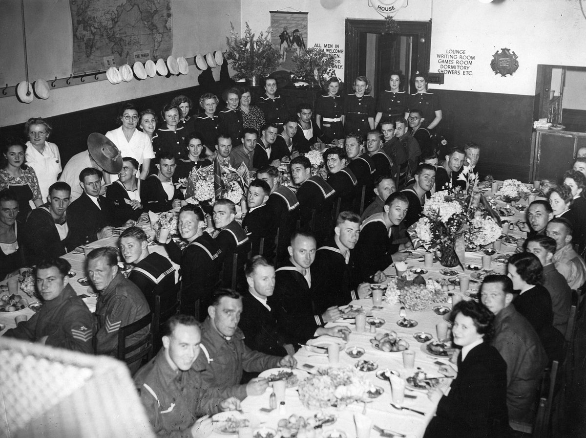 Servicemen and women pause for photograph while eating Christmas dinner at Navy House Collins Street, Melbourne City (1941–47)