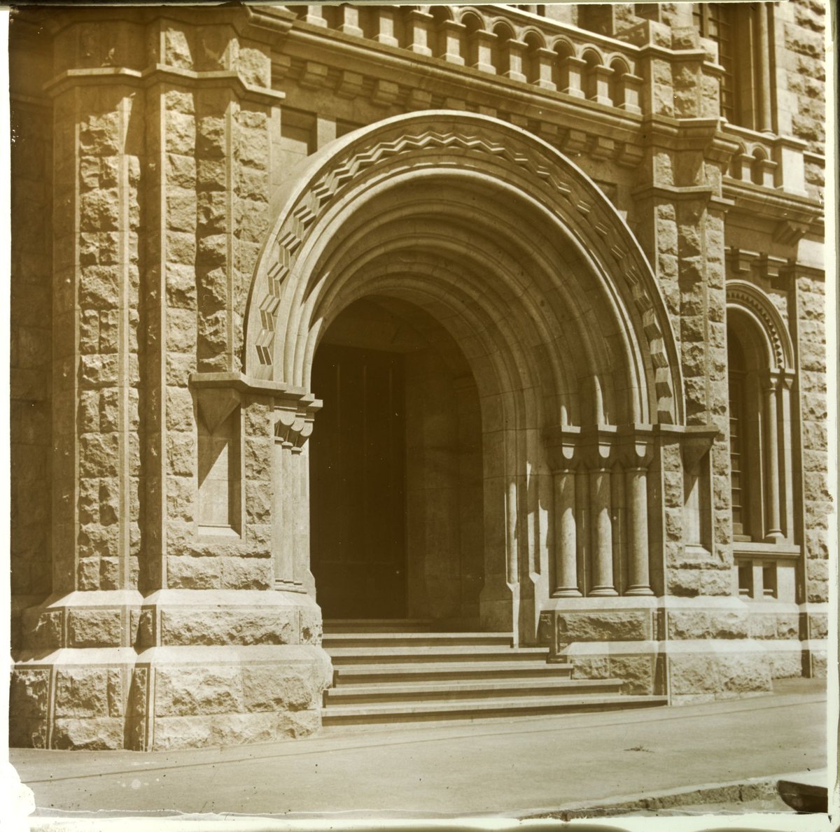 Entrance to the former Magistrates' Court, Melbourne (1875–1938)