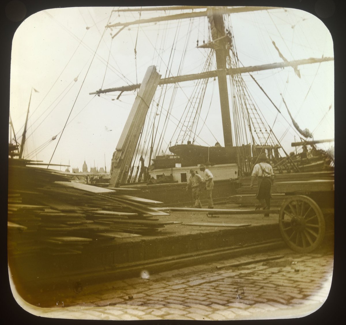 Unloading a timber vessel [Williamstown] Melb (1875–1938)