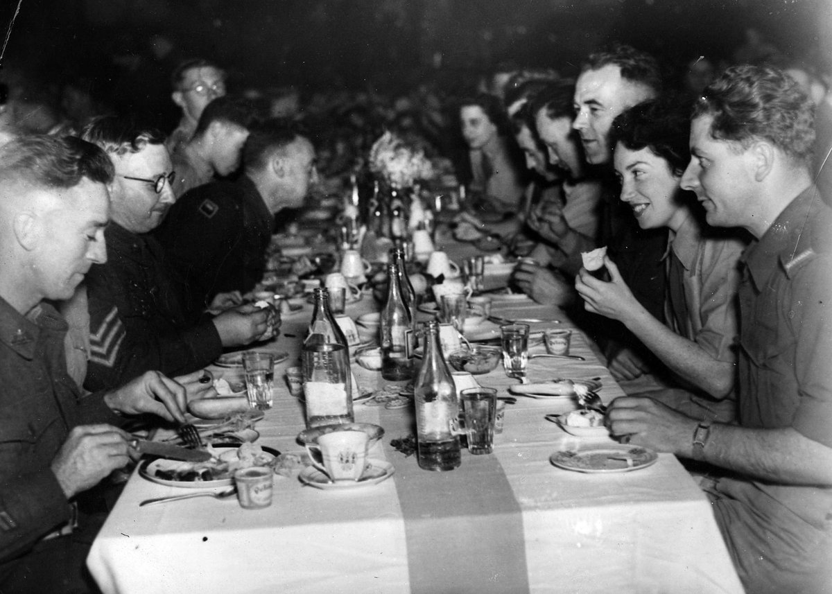 Signals L.H.Q. Albert Park Xmas Eve Dinner (1939–45)