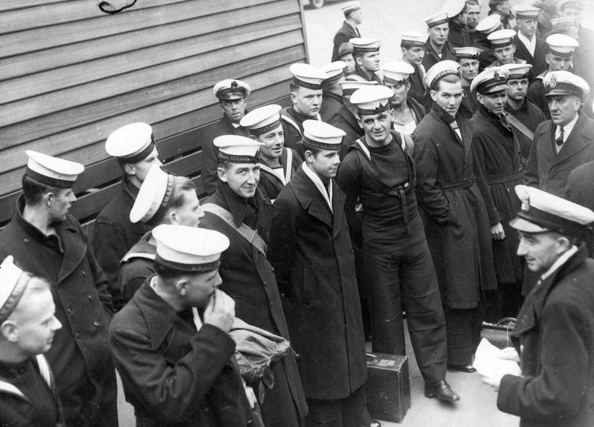 Australian seamen arriving back in Australia at Spencer Street Railway Station, Melbourne City (1939–45)