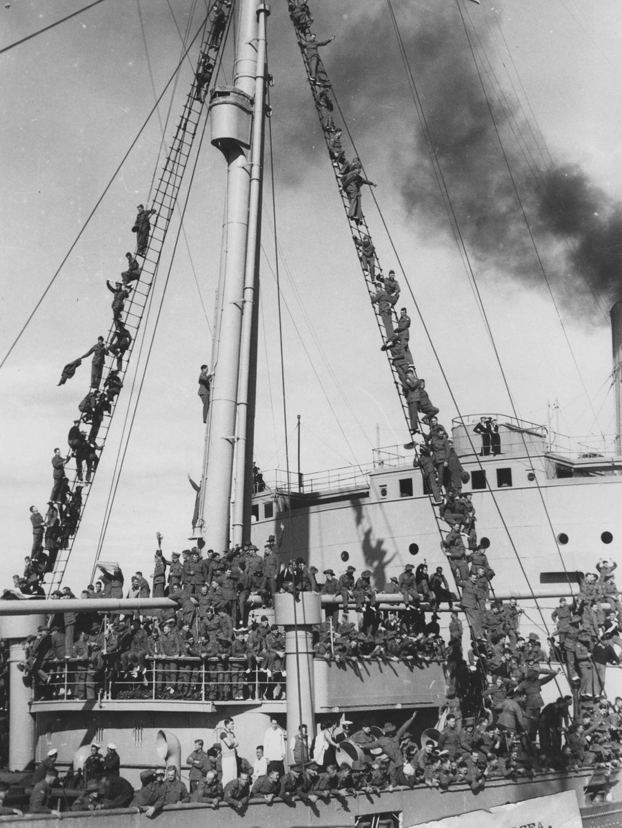 Many troops wave farewell from the Empress of Canada, embarkation in Melbourne (1937–43)
