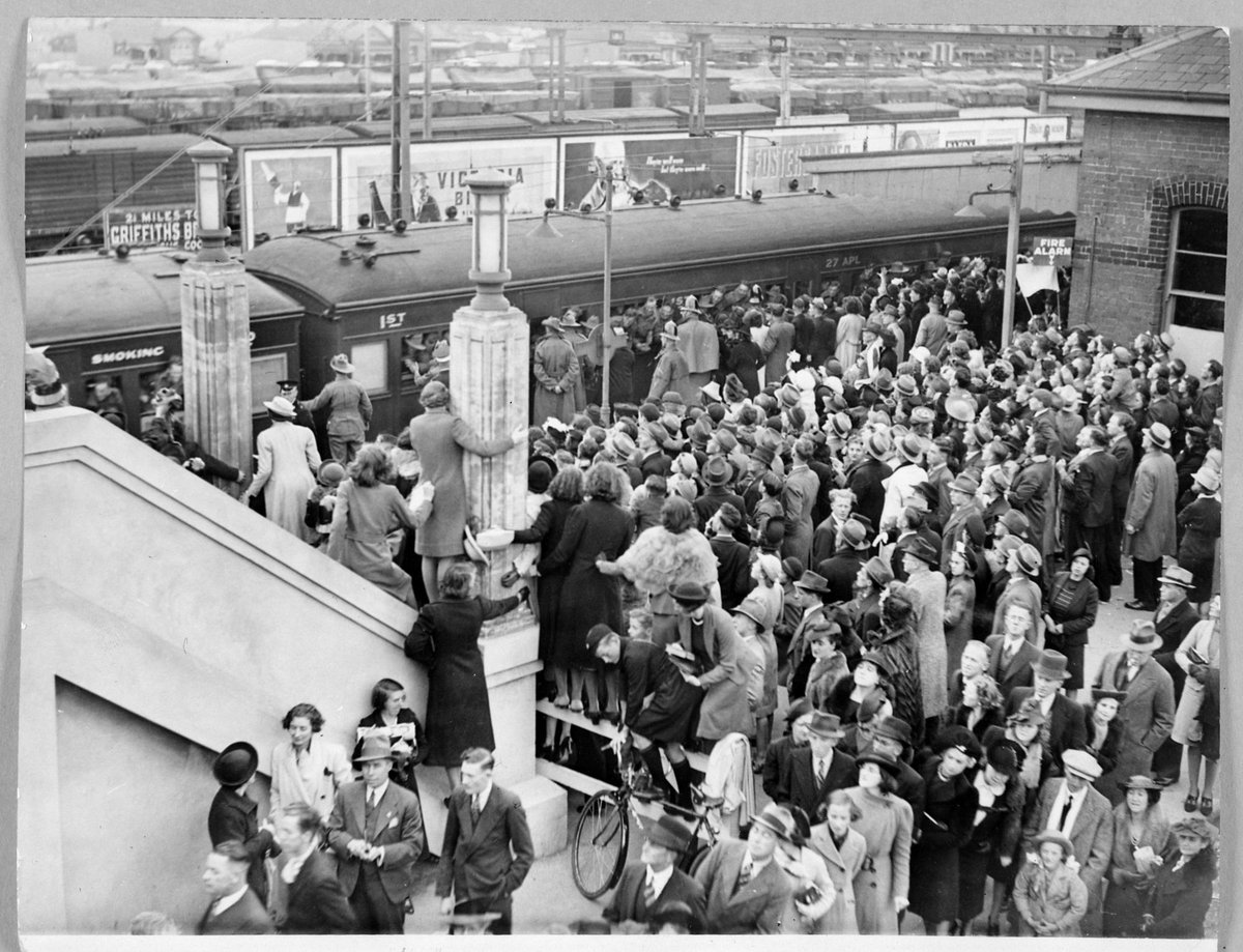 A section of the thousands who crowded the Port Melbourne station and spread along the railway line to cheer the troop trains as they passed on their way to the ships (c. 1940)
