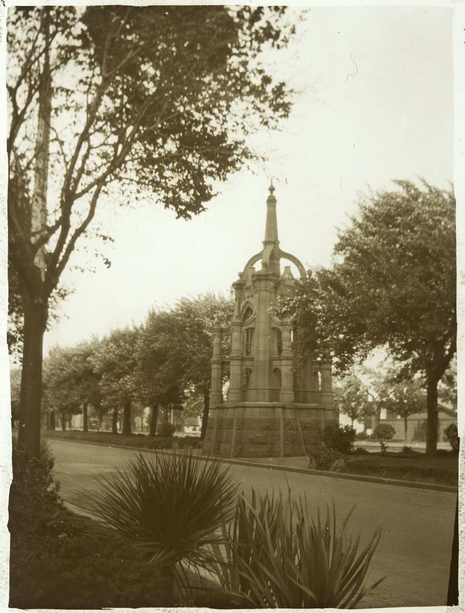 Memorial in gardens near Melbourne Government House, Melbourne City (1880–1938)