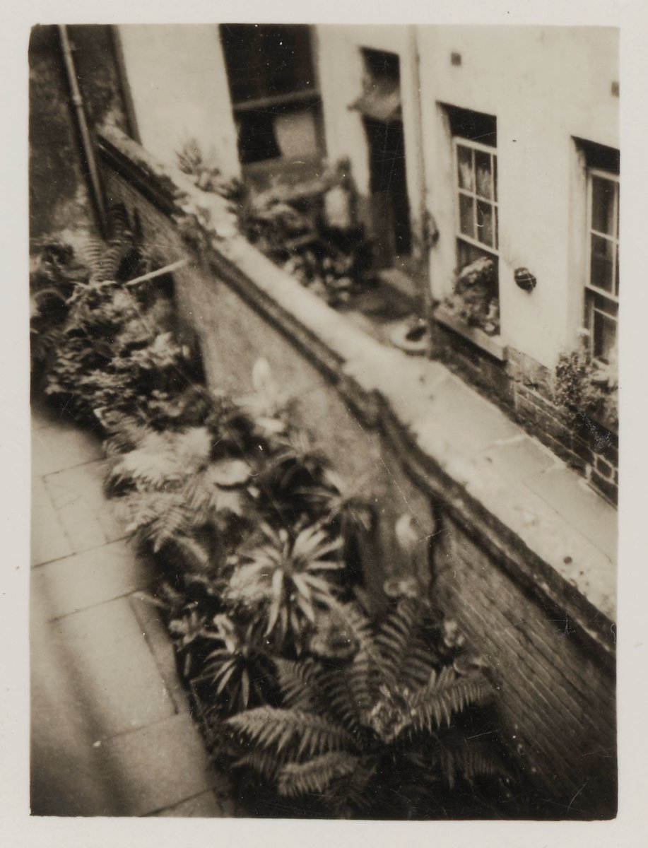 View of city courtyard, Melbourne (1939–45)