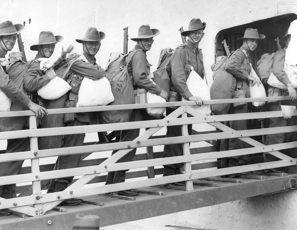 2nd A.I.F. going aboard [at] Port Melbourne (c. 1940)