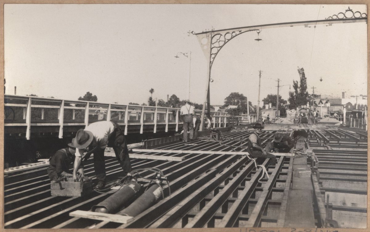 Reconditioning Hawthorn bridge - deck (1930)