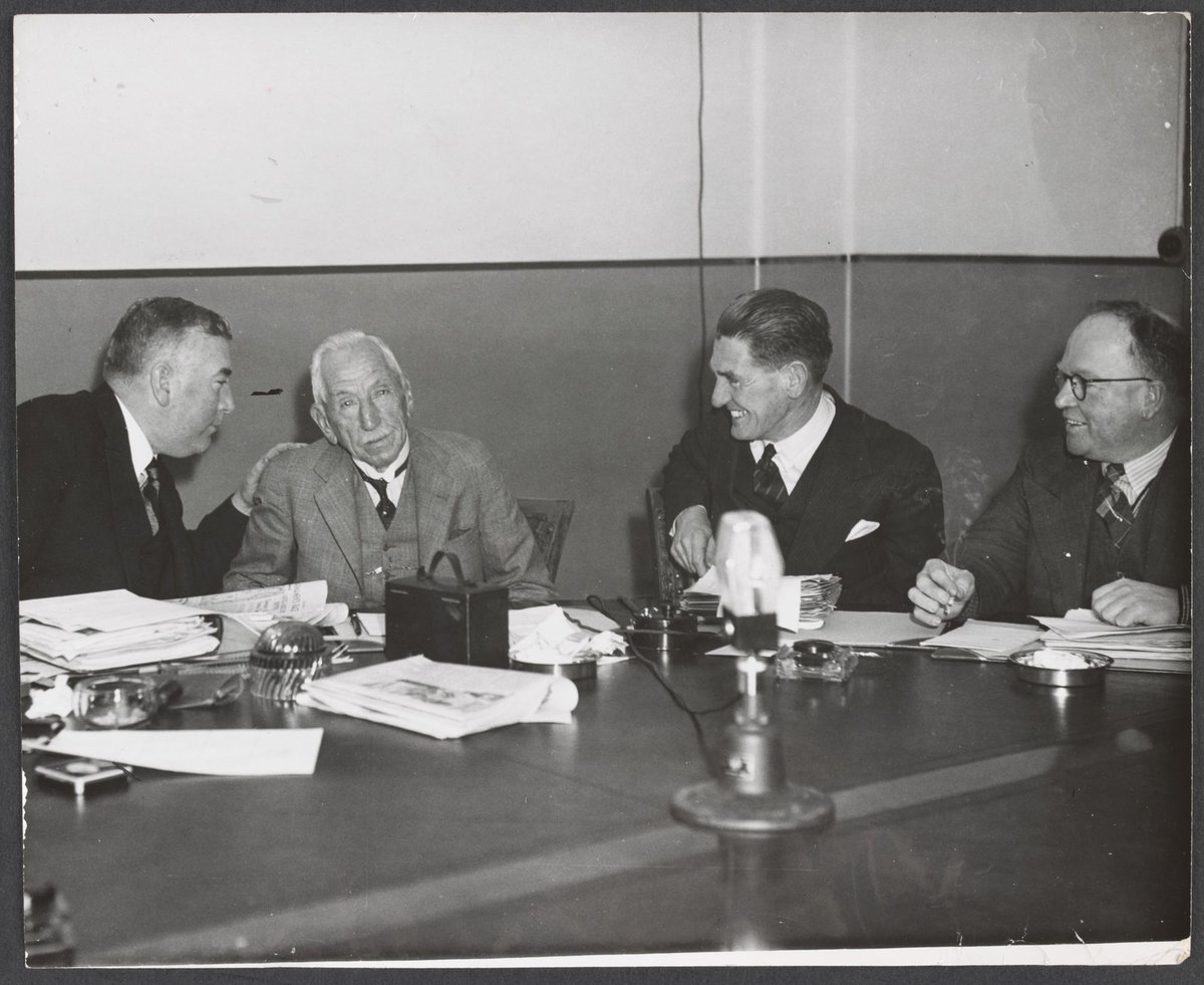 Federal cabinet emergency meeting in Melbourne with four men (1939)
