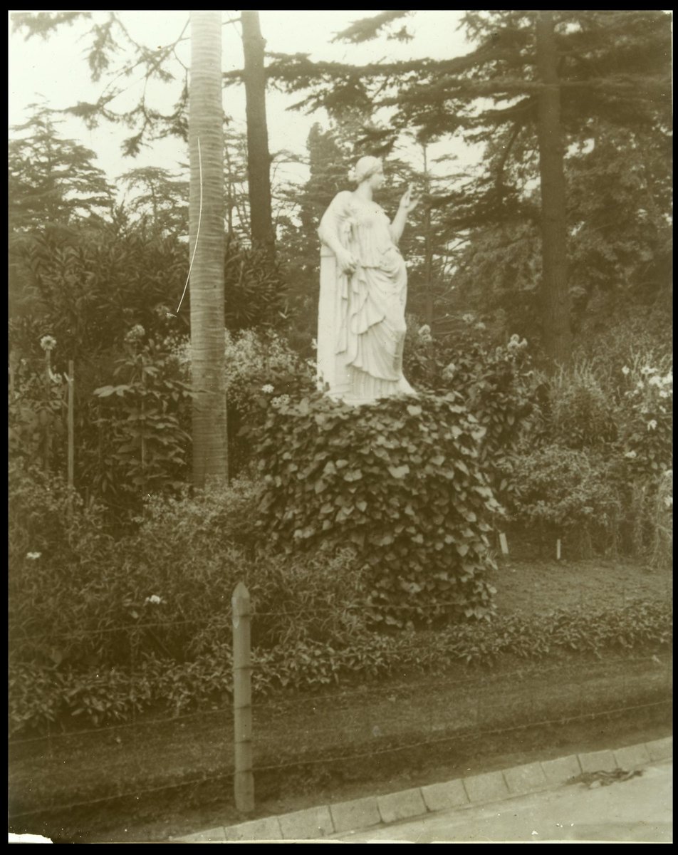 Sculpture in Fitzroy Gardens, Melbourne, East Melbourne (1880–1938)