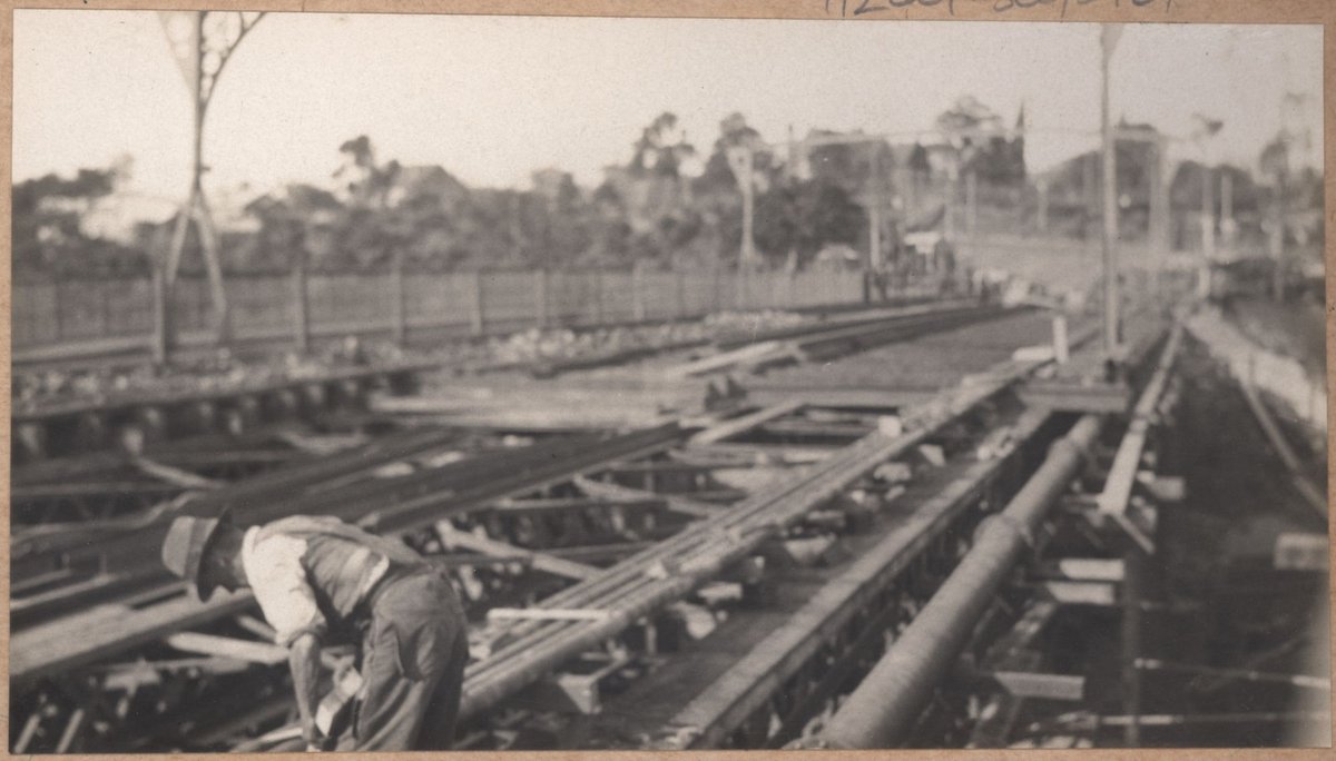 Reconditioning Hawthorn bridge - deck (1930)