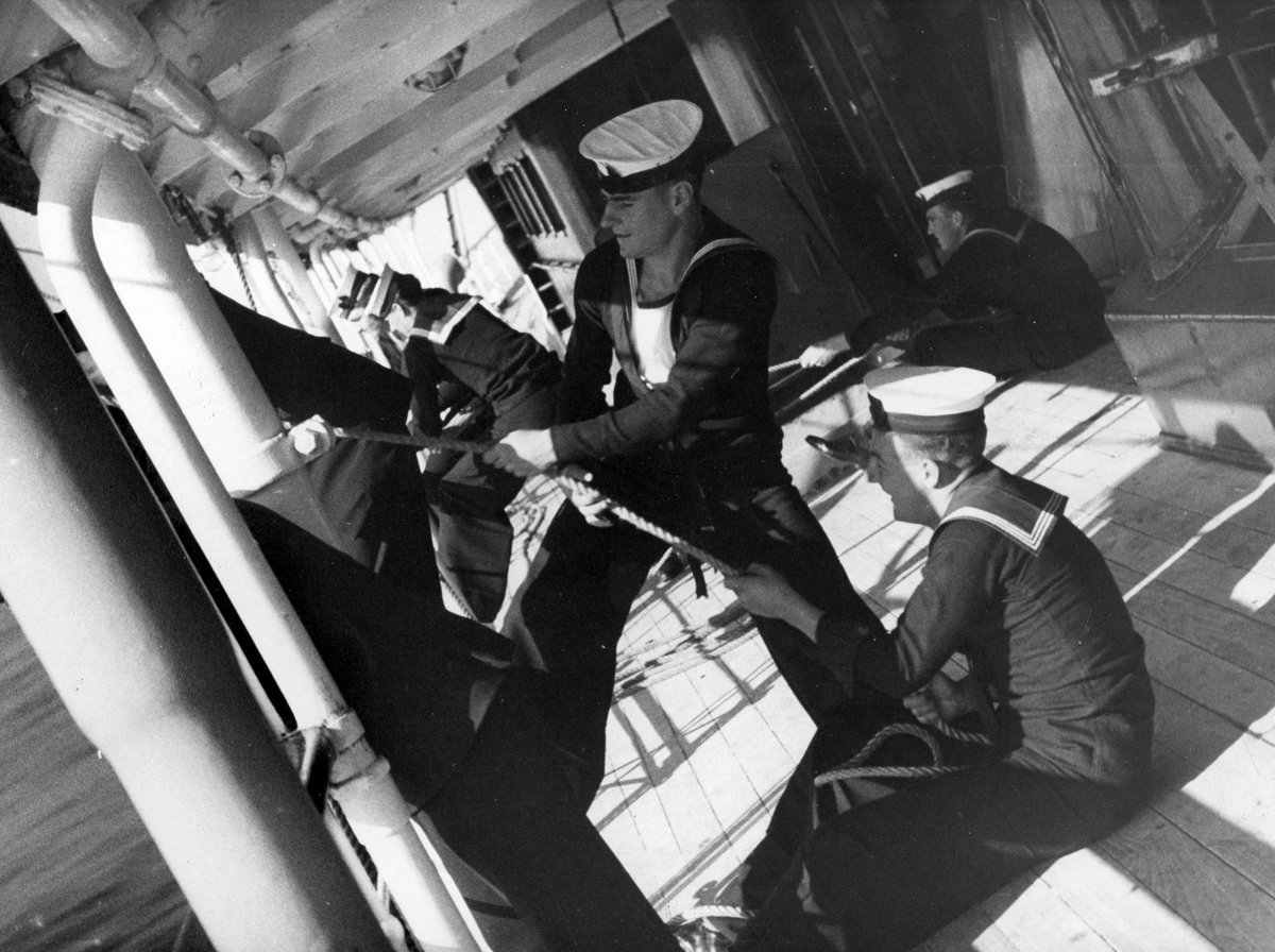 Sequence of events with the Port Phillip Examination Service as they check ships coming into Port Phillip Bay (c. 1940)