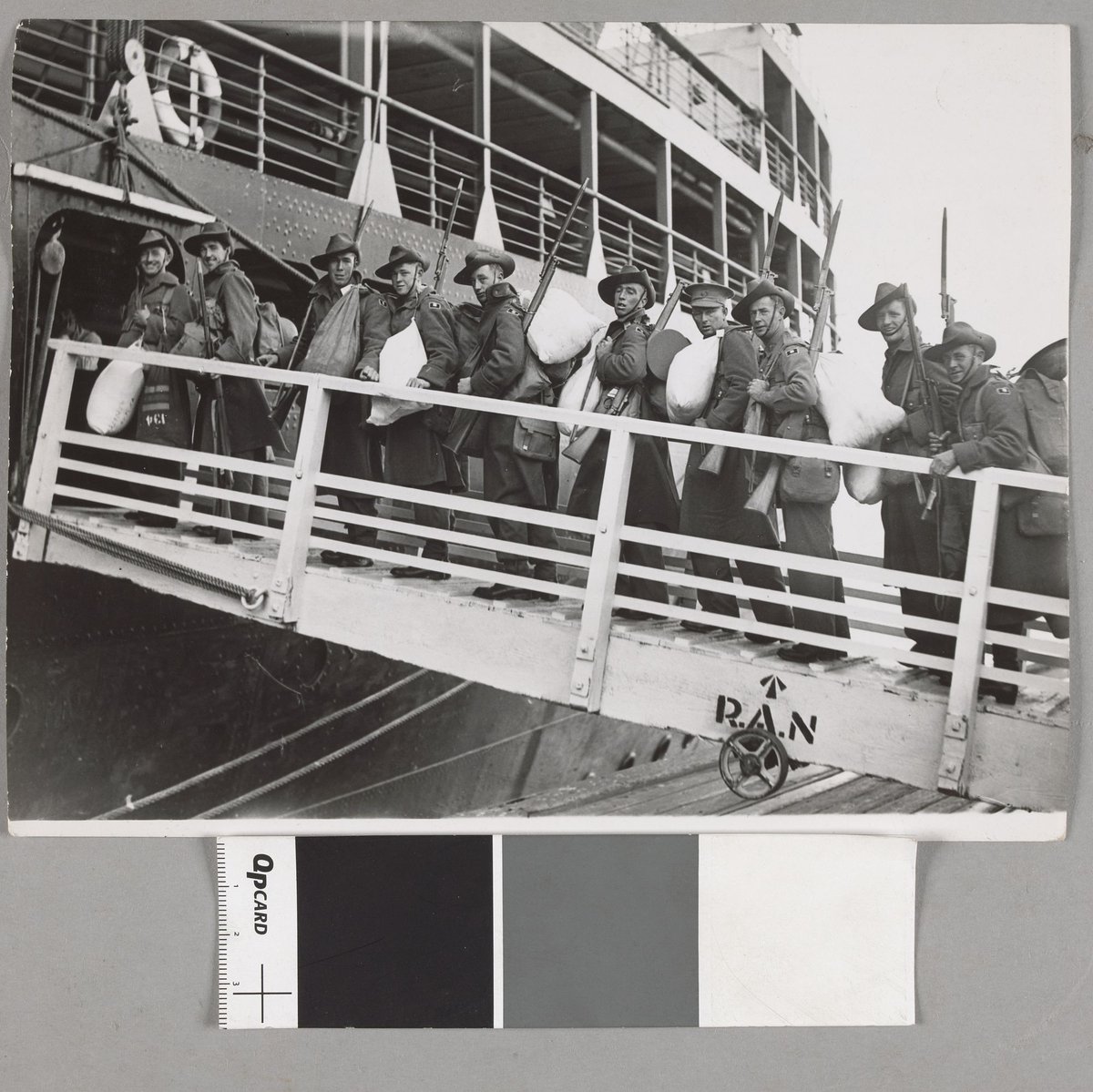 2nd A.I.F. going aboard [at] Port Melbourne (c. 1940)