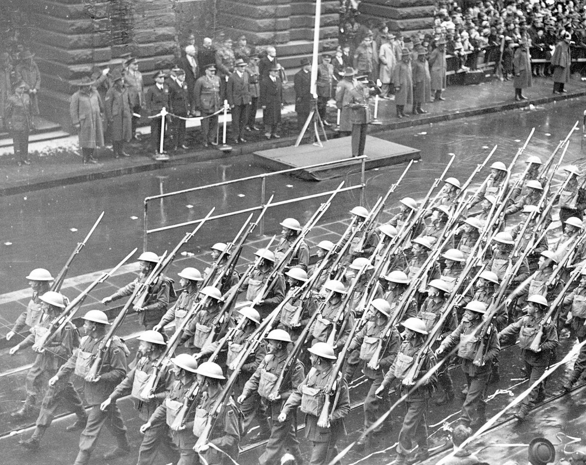 Soldiers from the A.I.F. parading down Melbourne streets, Melbourne City (1938–44)