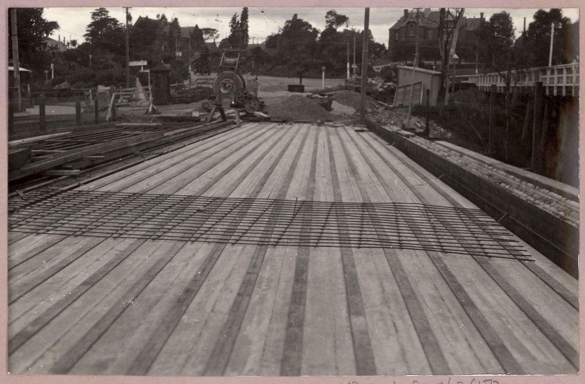 Reconditioning Hawthorn bridge - deck (1930)