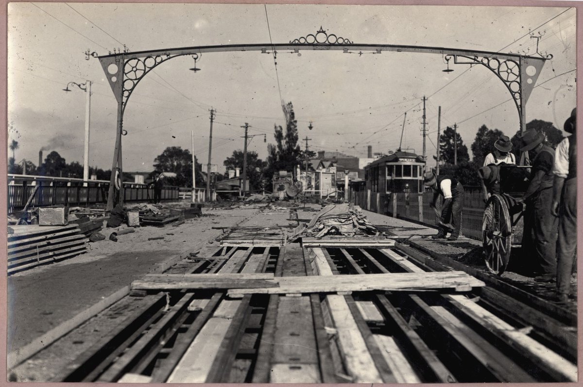 Reconditioning Hawthorn bridge - deck (1930)