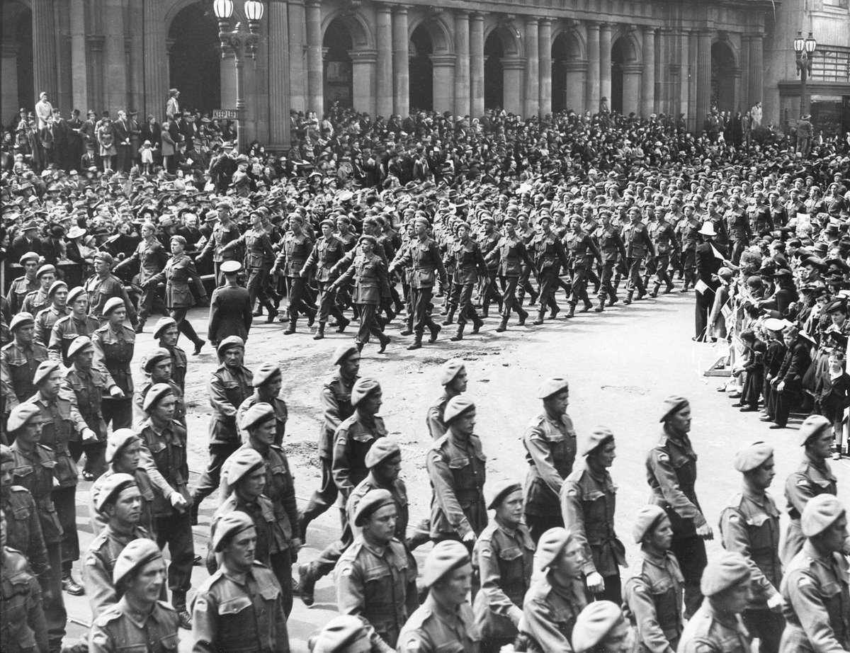 Armoured Division troops in parades on Melbourne streets, Melbourne City (1940–45)