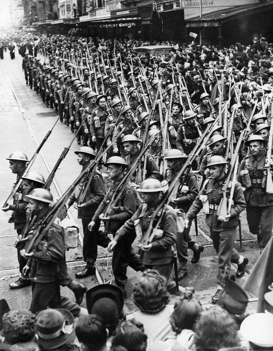 Marching soldiers turn corner from Elizabeth to Collins Street, Melbourne City (1939–45)