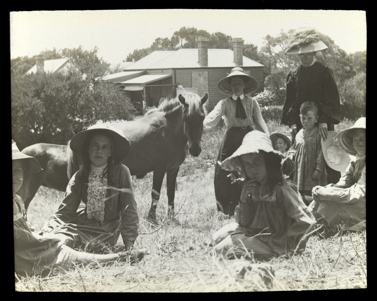 Children with ponies Ivanhoe 1907 Sorrento