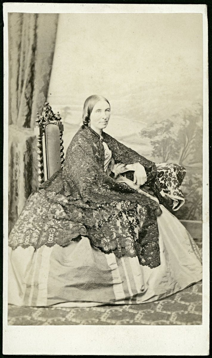 Studio portraits of unidentified women in Melbourne, Victoria (1862–70)