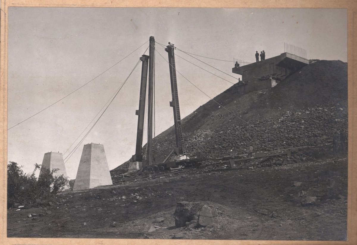 Albion to Broadmeadows - viaduct at Maribyrnong River - erection of steelwork (1928)