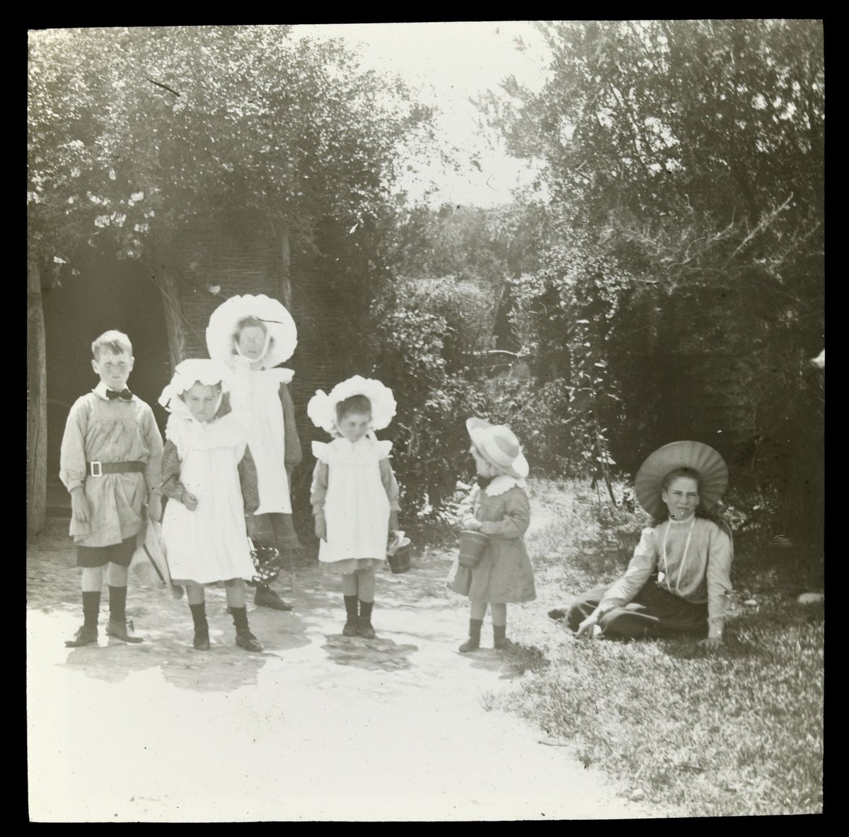 Children in front of bush house Ivanhoe Sorrento (c. 1909)