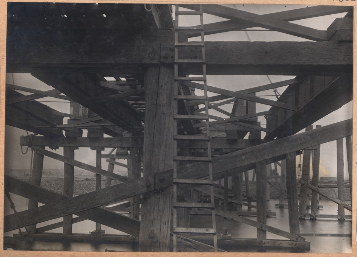 South Kensington to West Footscray, Bridge over Maribyrnong River : 175 ft. truss span (1927)