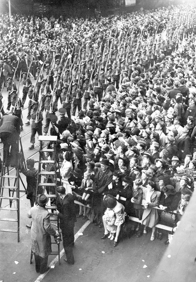 Army men of the 7th Division as they march through the streets of Melbourne, Victoria (1944)