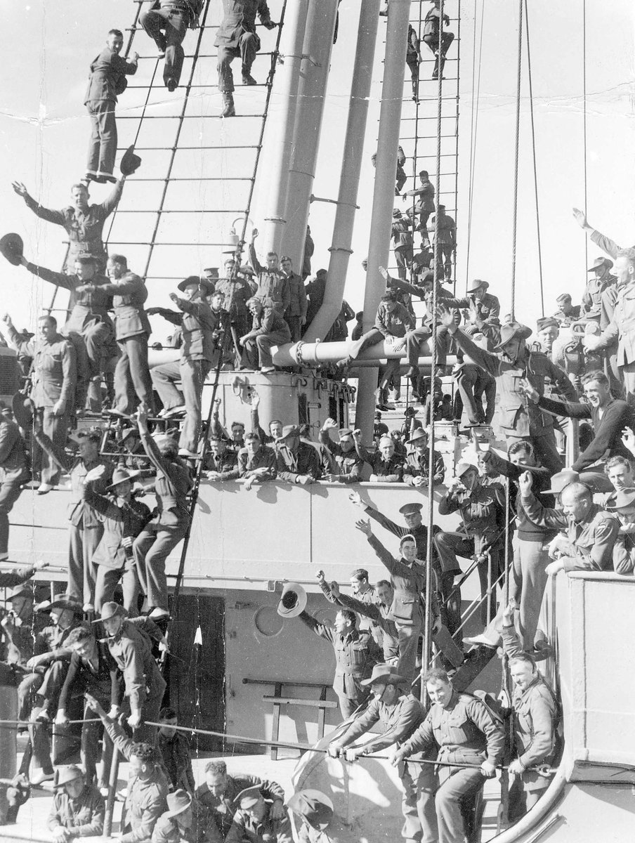 Crowds of troops who left for overseas aboard the transport at Port Melbourne (1937–43)