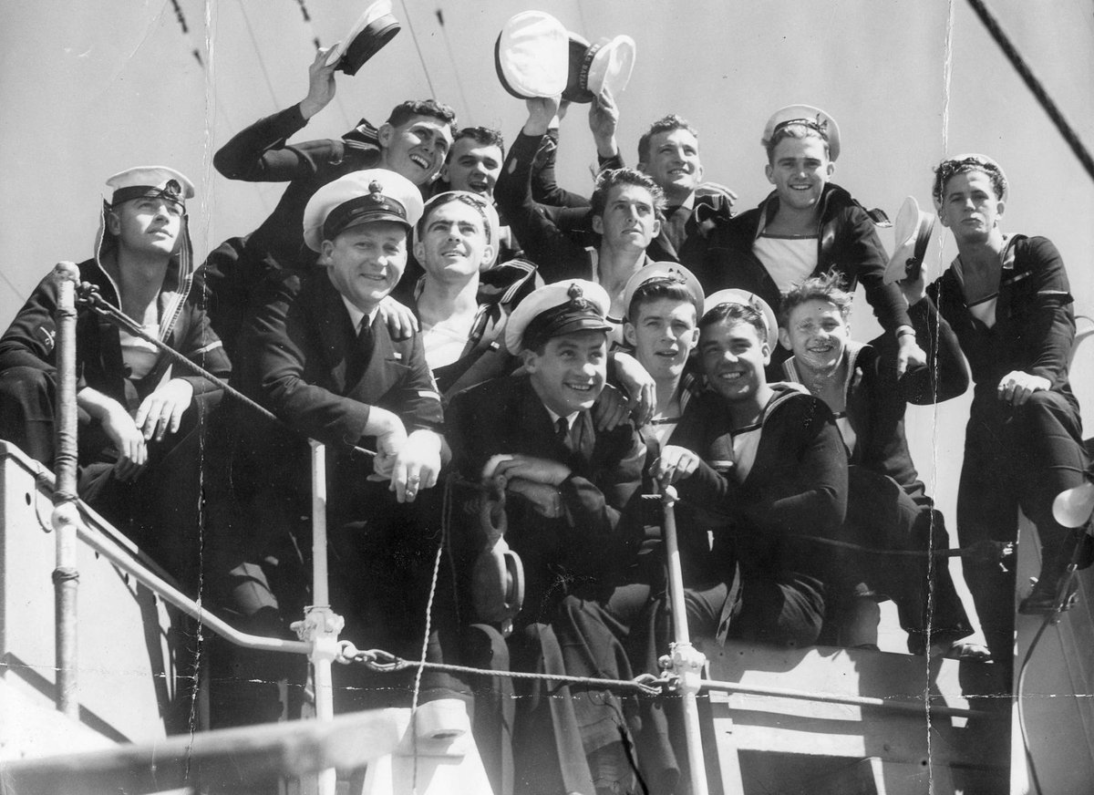 Men of H.M.A.S. Bataan crowding the rail as ship berths at Port Melbourne (1946–48)