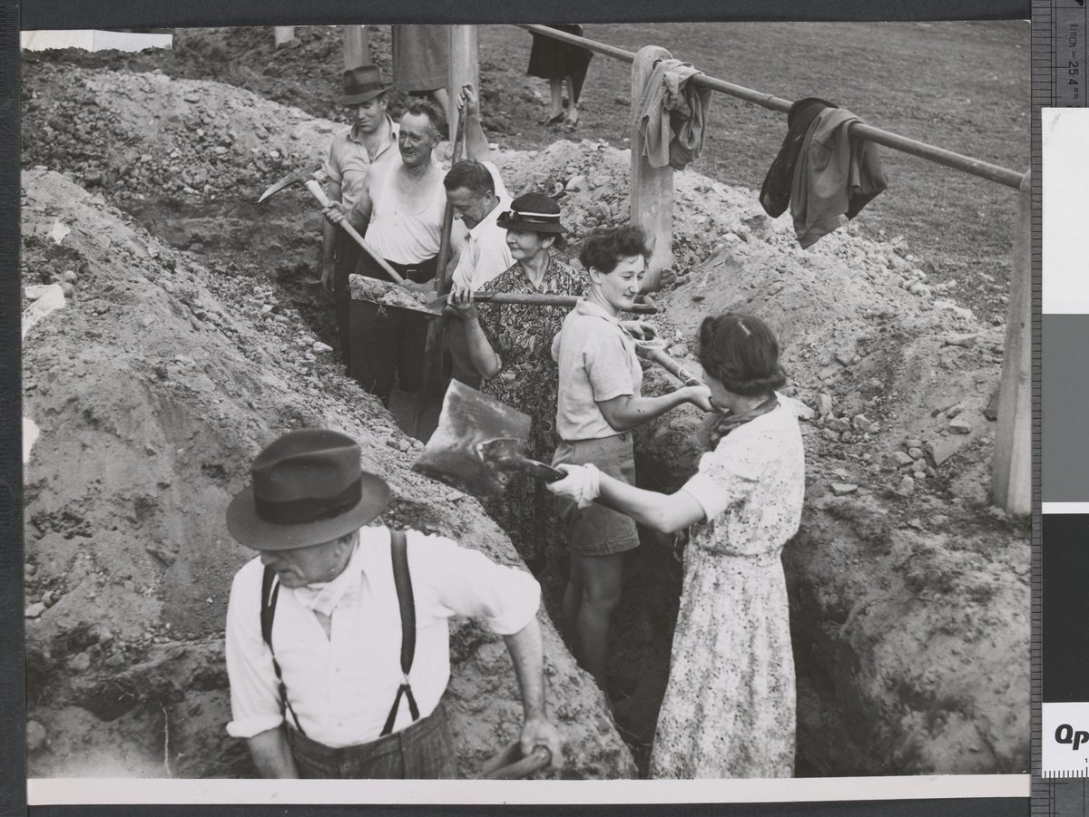 Trench digging Fawkner Park South Yarra (c. 1942)