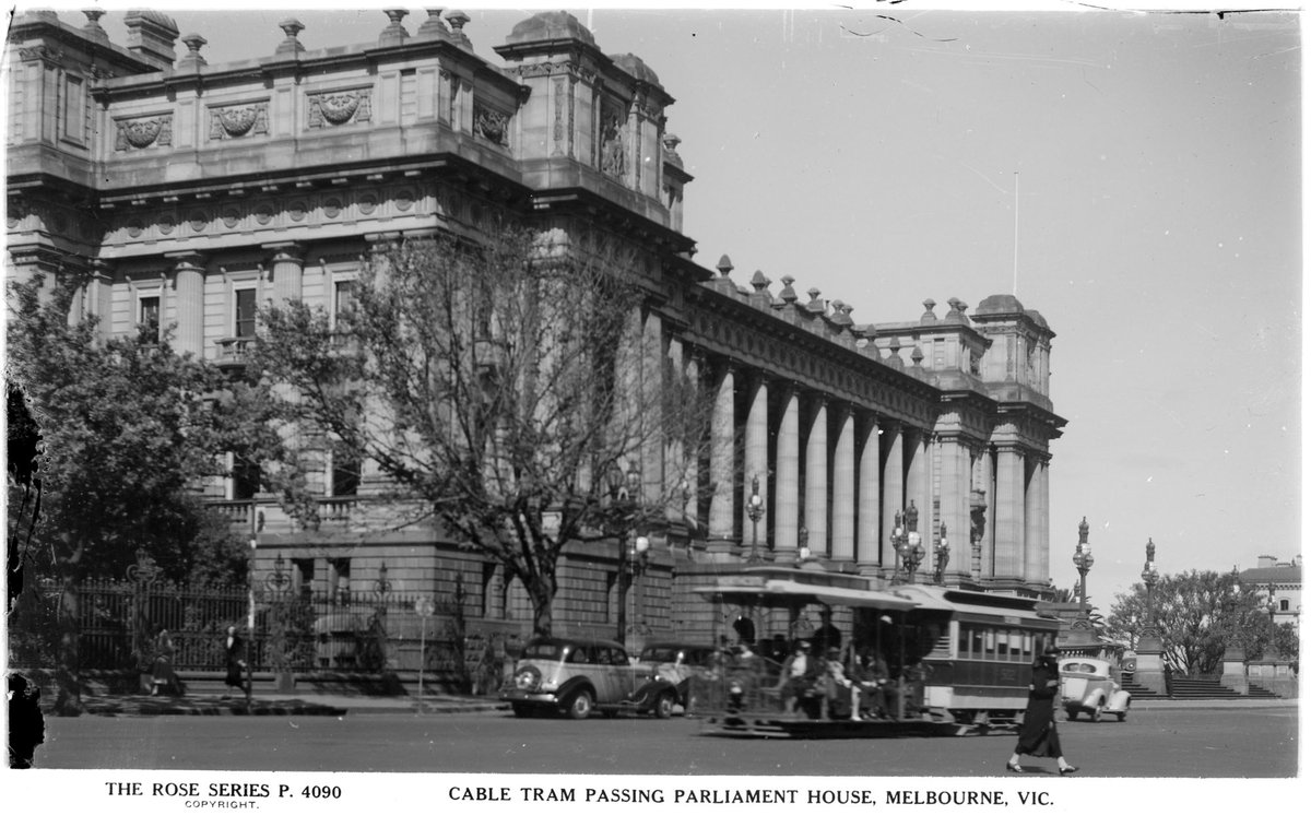 CABLE TRAM PASSING PARLIAMENT HOUSE, MELBOURNE, VIC, East Melbourne (1920–54)